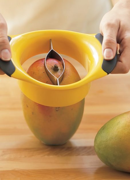 oxo-mango-pitter-o